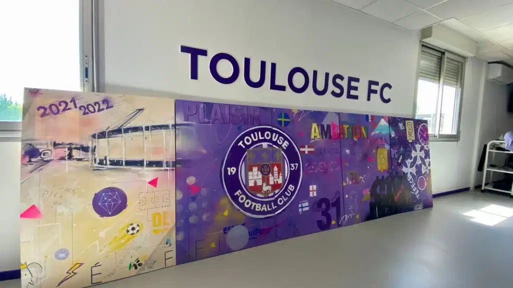 Une fresque collective pour souder les rangs du TFC : quand le street art unit les joueurs et le staff